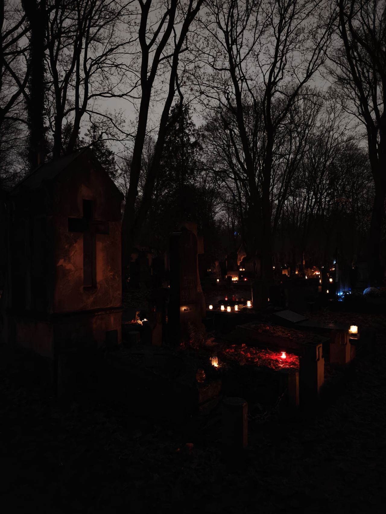 Fotografia nocna w trybie Zdjęcie z głównego aparatu, standardowo i z aktywną funkcją Ultranoc.