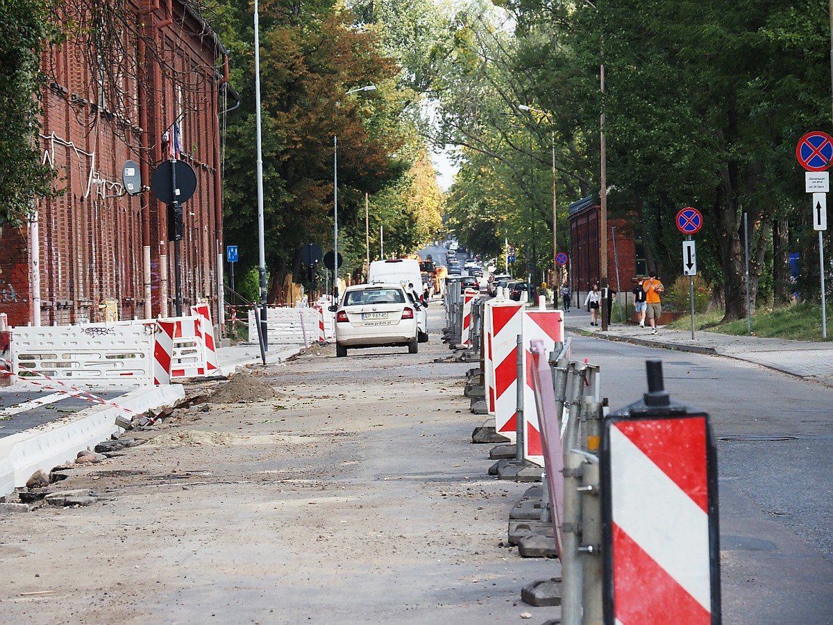 Remontowana ulica Tymienieckiego, a na niej samochody i piesi