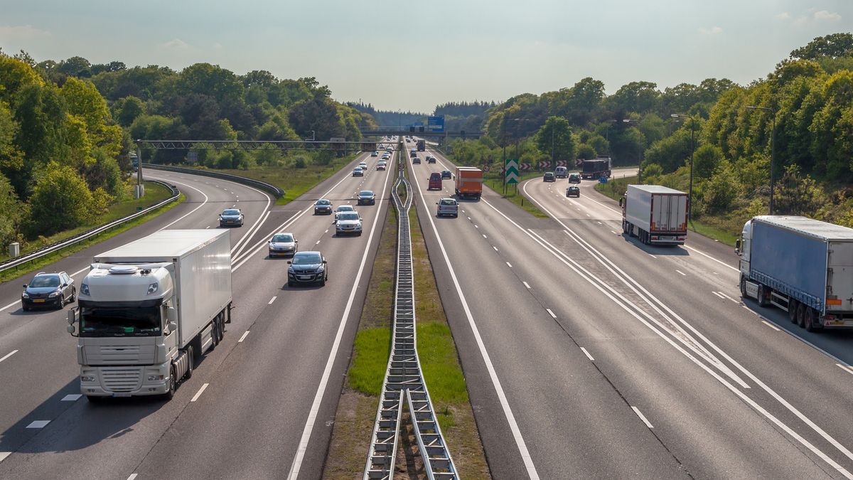 Aplikacja Autopay pozwala płacić za przejazd autostradą z poziomu smartfonu, depositphotos