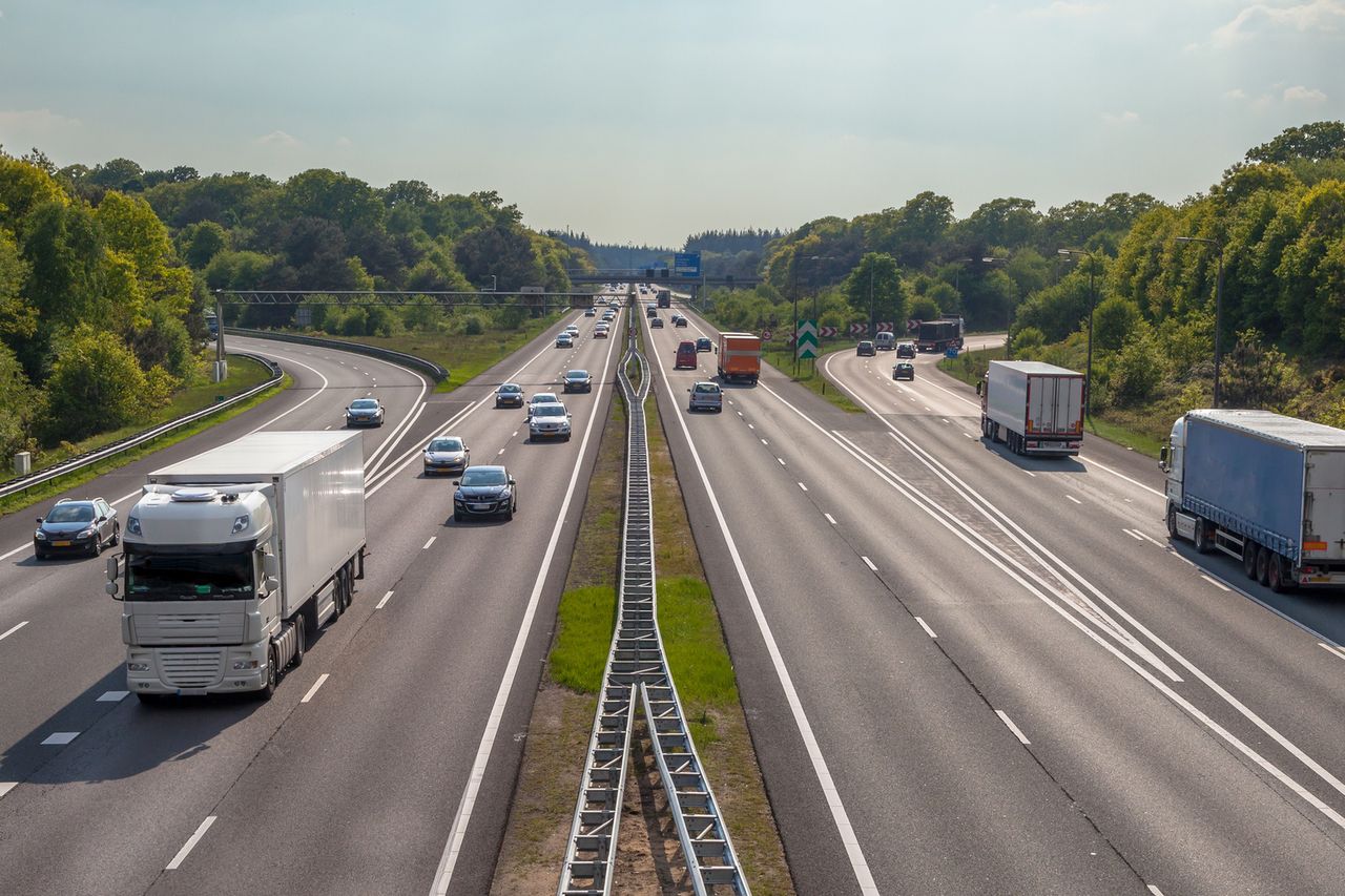 Aplikacja Autopay pozwala płacić za przejazd autostradą z poziomu smartfonu, depositphotos