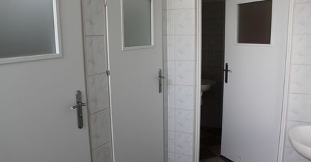 W poznańskiej szkole wymontowano drzwi do łazienek. Uczniowie oburzeni