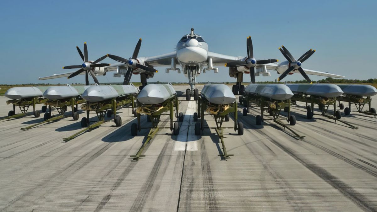 Rosyjski bombowiec Tu-95MS uzbrajany pociskami Ch-101