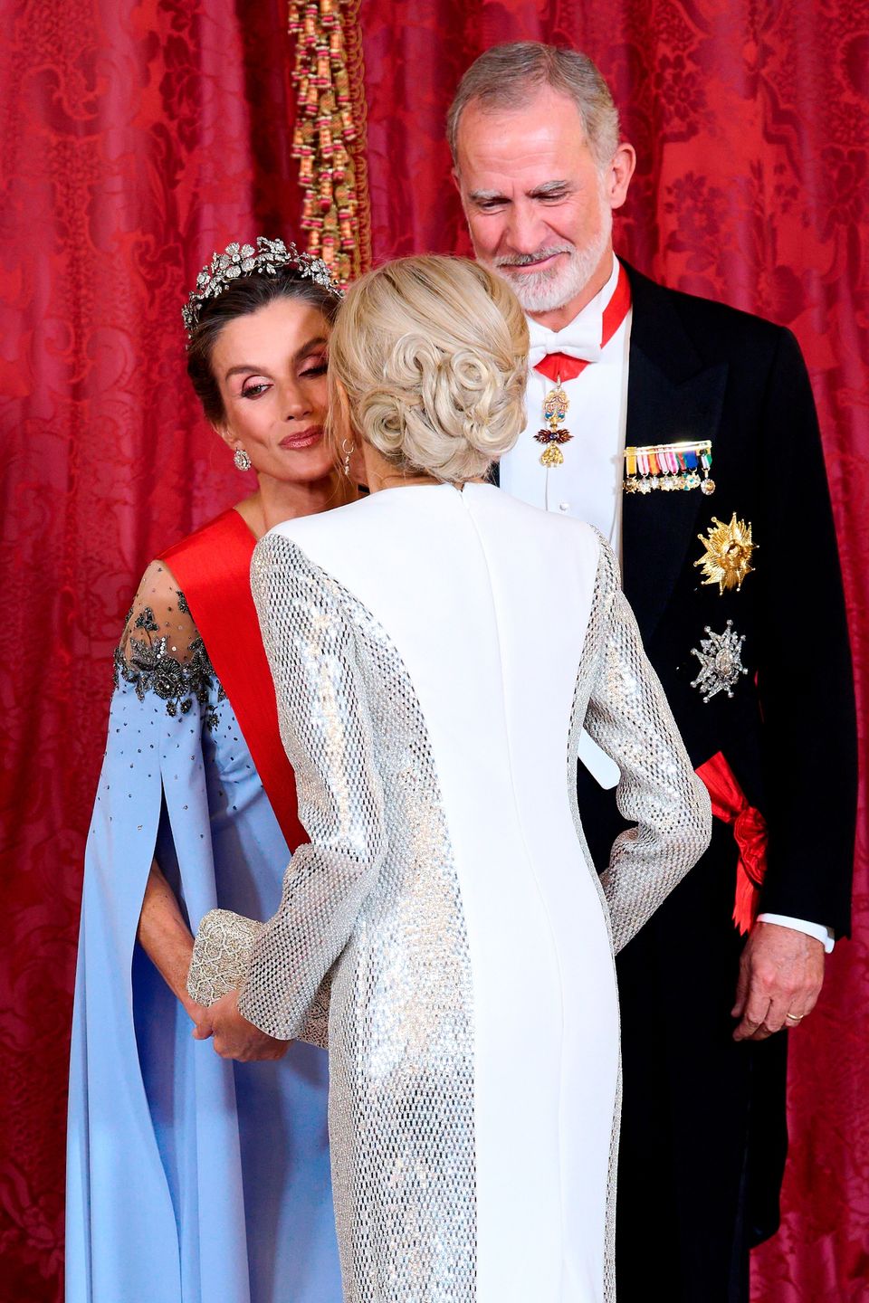 Królowa Letycja i Brigitte Macron emanują elegancją na balu