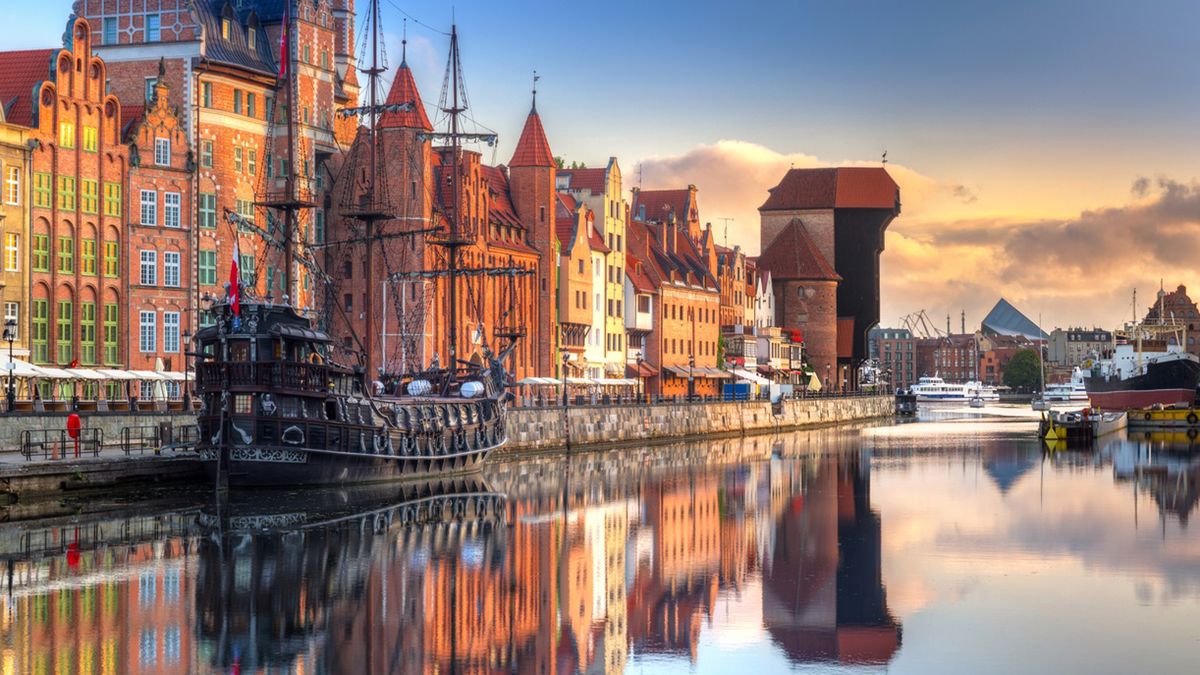 Gdansk with beautiful old town over Motlawa river at sunrise, Poland.
gdansk, poland, old, town, sunset, river, motlawa, crane, city,