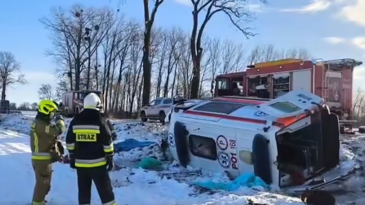 Karetka uderzyła w drzewo