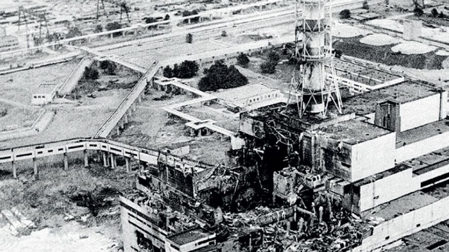 Reaktor elektrowni jądrowej w Czarnobylu niedługo po wybuchu.