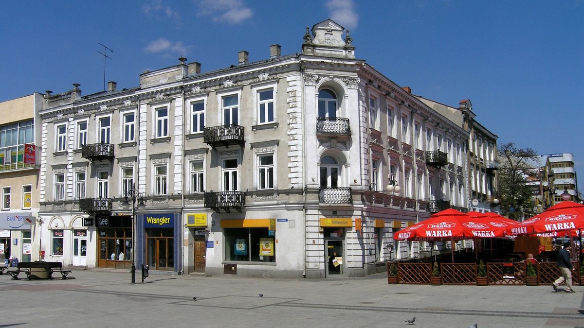 Miasta i miasteczka Polski KCh
PHOTO: KRZYSZTOF CHOJNACKI/ EAST NEWS 
 
Zabytkowa kamienica w Radomiu, 2007.
KRZYSZTOF CHOJNACKI