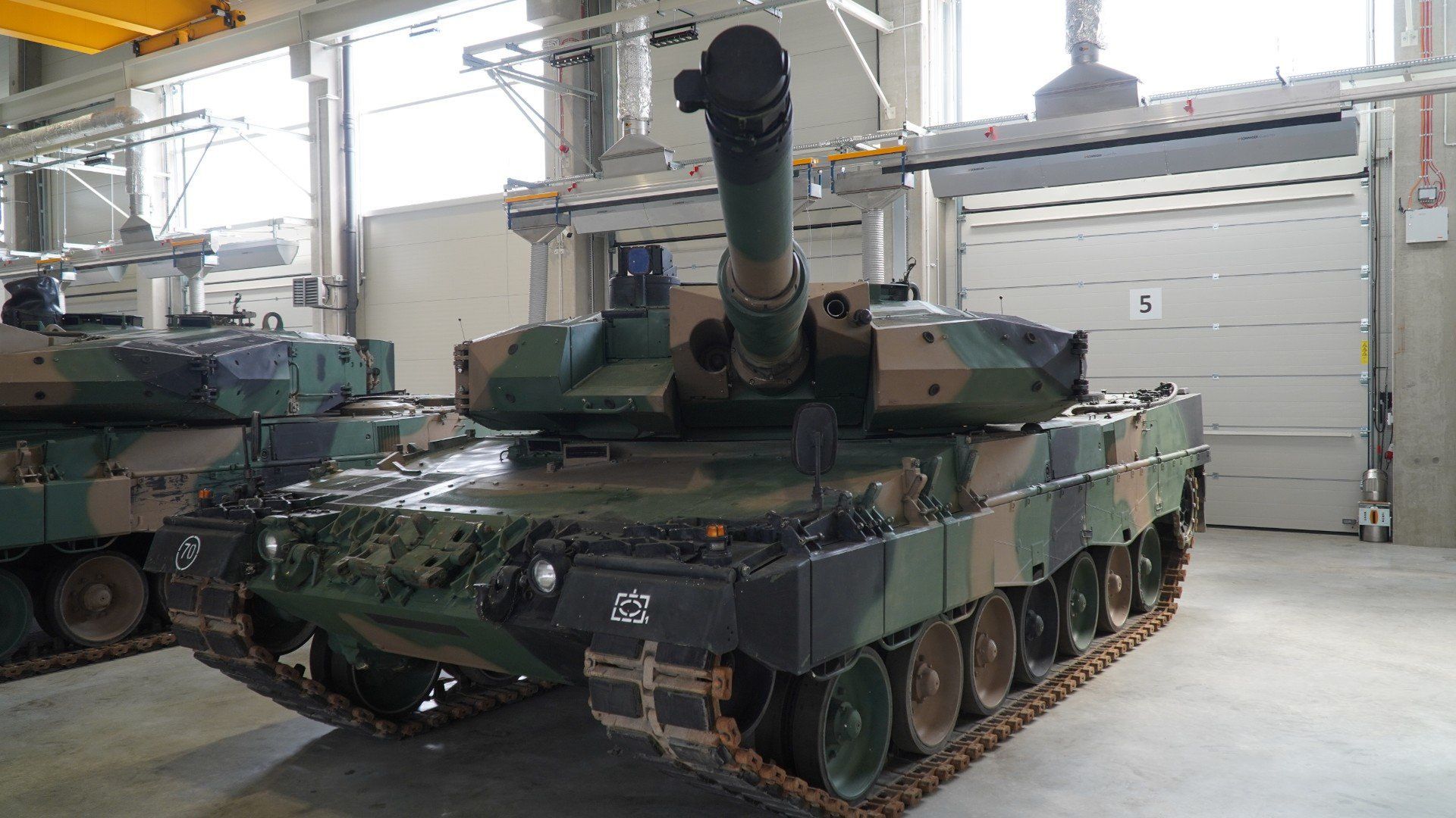 Czołg K2 i czołgi Leopard w hali Bumaru- Łabędy