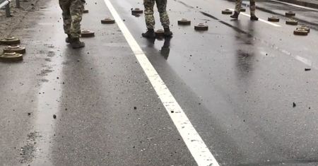 Tak Ukraińcy rozminowują teren. Nagranie wbija w fotel