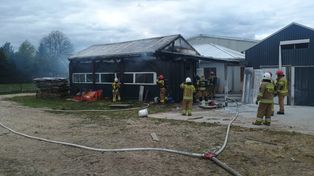 Łuków: Zakład stolarski stanął w płomieniach. Z pożarem walczyło blisko 30 strażaków