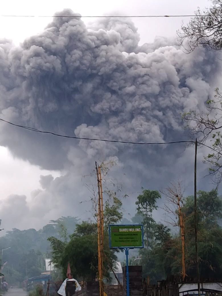 Eurpcja wulkanu Semeru