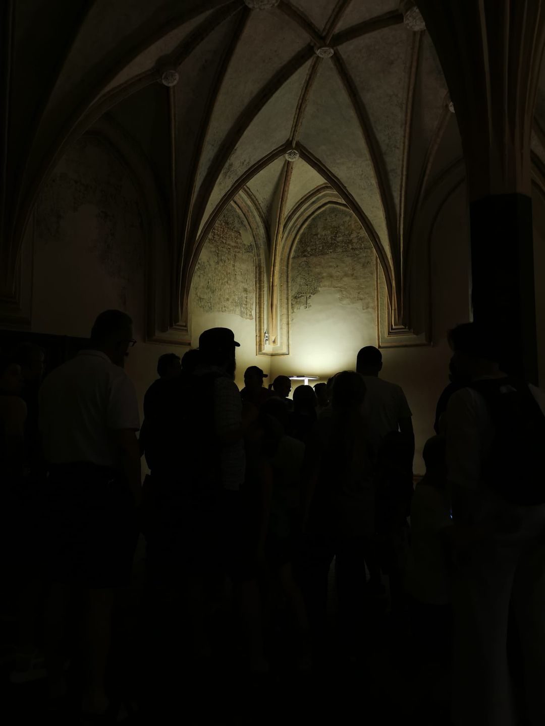 Noc budzi tajemnice. Największe wrażenie robi zamkowy kościół