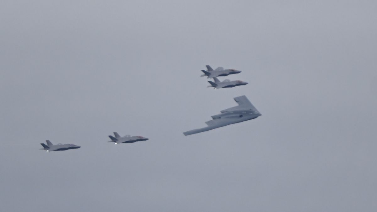 ALASKA, UNITED STATES - AUGUST 15: F-35 jets and B-2 Bomber accompany the plane carrying the Russian President Vladimir Putin as he arrives at Elmendorf-Richardson Joint Base ahead of Russian President Vladimir Putin and US President Donald Trump meeting in Alaska, United States on August 15, 2025. (Photo by Fatih Aktas/Anadolu via Getty Images)