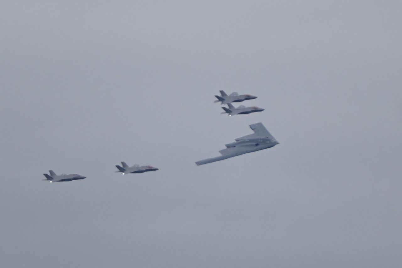 Bombowiec i myśliwce USA nad głową Putina. Zełenski nie miał takiego powitania