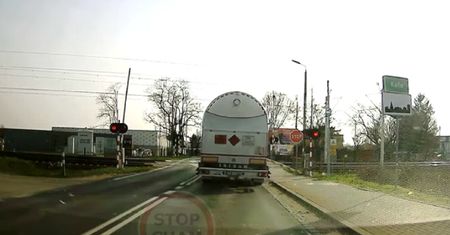 Chwile grozy na przejeździe kolejowym. Cysterna utknęła, nadjechał pociąg