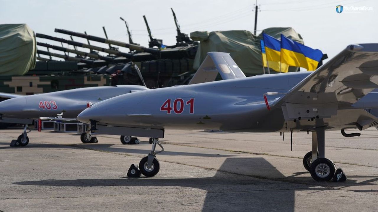 Ukraińscy żołnierze odebrali rozpoznawczo-uderzeniowe bezzałogowe statki latające Bayraktar TB2 w marcu 2020 r. w Starokonstantynowie