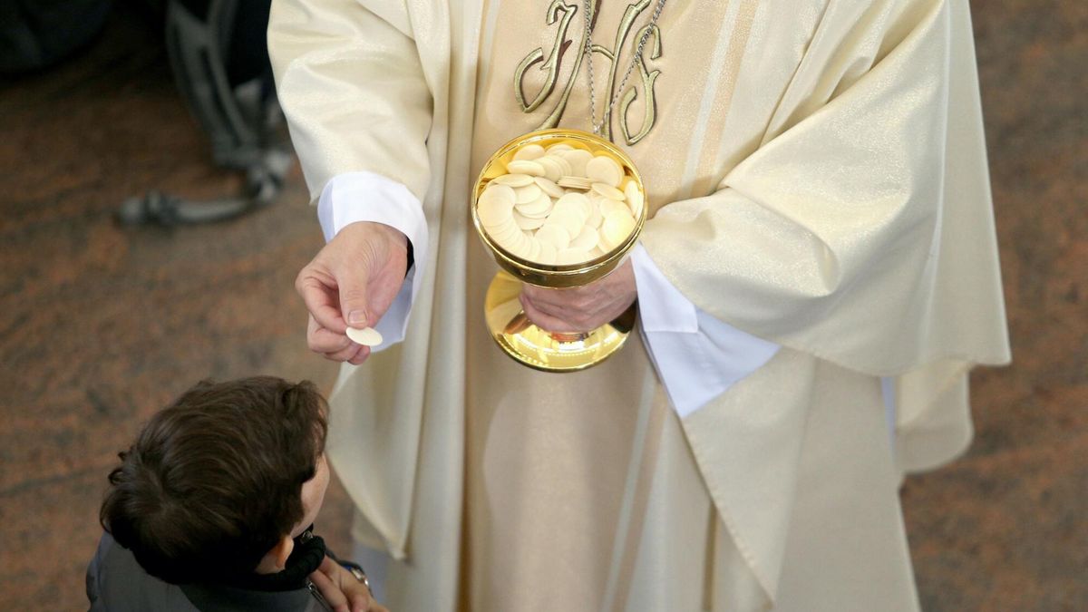 Kapłan podczas komunii świętej pochwalił rodziców, którzy dają klapsy i krzyczą na swoje dzieci