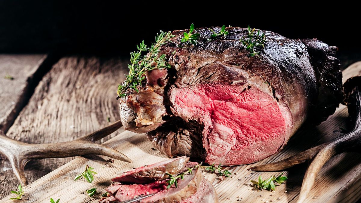 Dziczyzna to mięso delikatne w smaku, zwłaszcza jeśli pochodzi od młodych osobników.