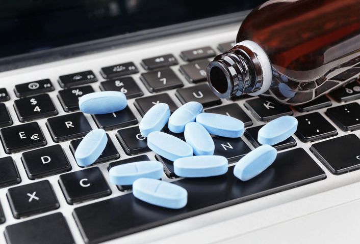 Przez internet czy w aptece - jak bezpiecznie kupować leki?
