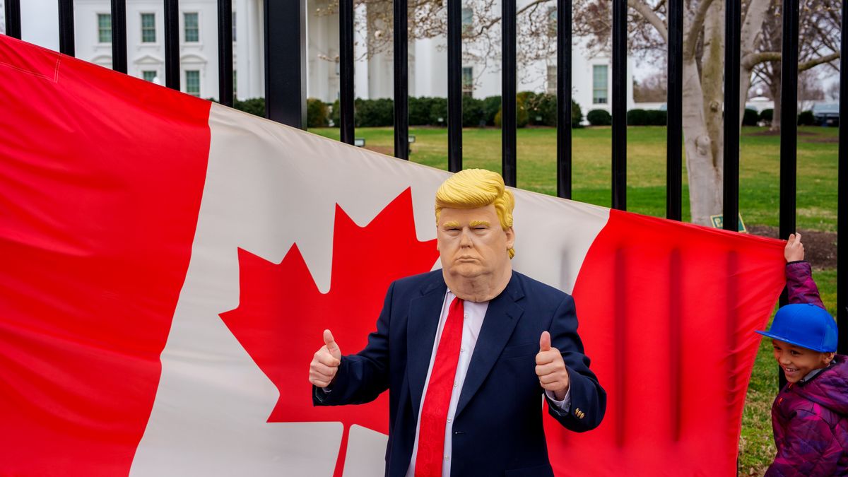 Mężczyzna przebrany za Donalda Trumpa pozował z flagą Kanady prz