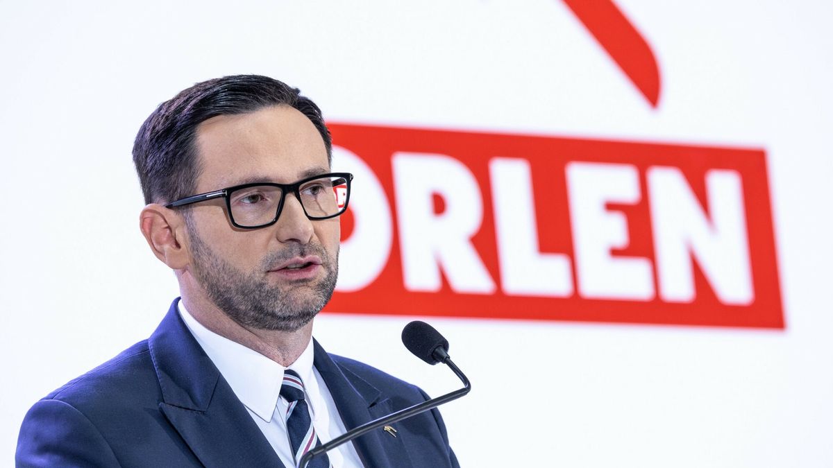 Na zdjęciu Daniel Obajtek na tle logo Orlenu