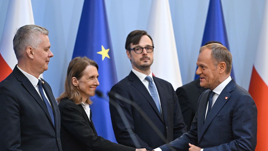 Warszawa, 10.05.2024. Premier Donald Tusk (P), desygnowany na ministra spraw wewnętrzynych i administracji, dotychczasowy minister-członek Rady Ministrów, koordynator służb specjalnych Tomasz Siemoniak (L), desygnowana na minister kultury i dziedzictwa narodowego Hanna Wróblewska (2L) oraz desygnowany na ministra aktywów państwowych Jakub Jaworowski (2P) podczas konferencji prasowej dot. rekonstrukcji rządu, 10 bm. w siedzibie KPRM w Warszawie. (jm) PAP/Radek Pietruszka