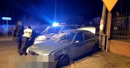 Szaleńczy pościg. W stronę policjantów poleciały gaśnica i młotek