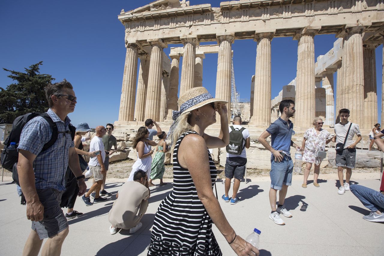 Another heatwave, the Acropolis has been closed.