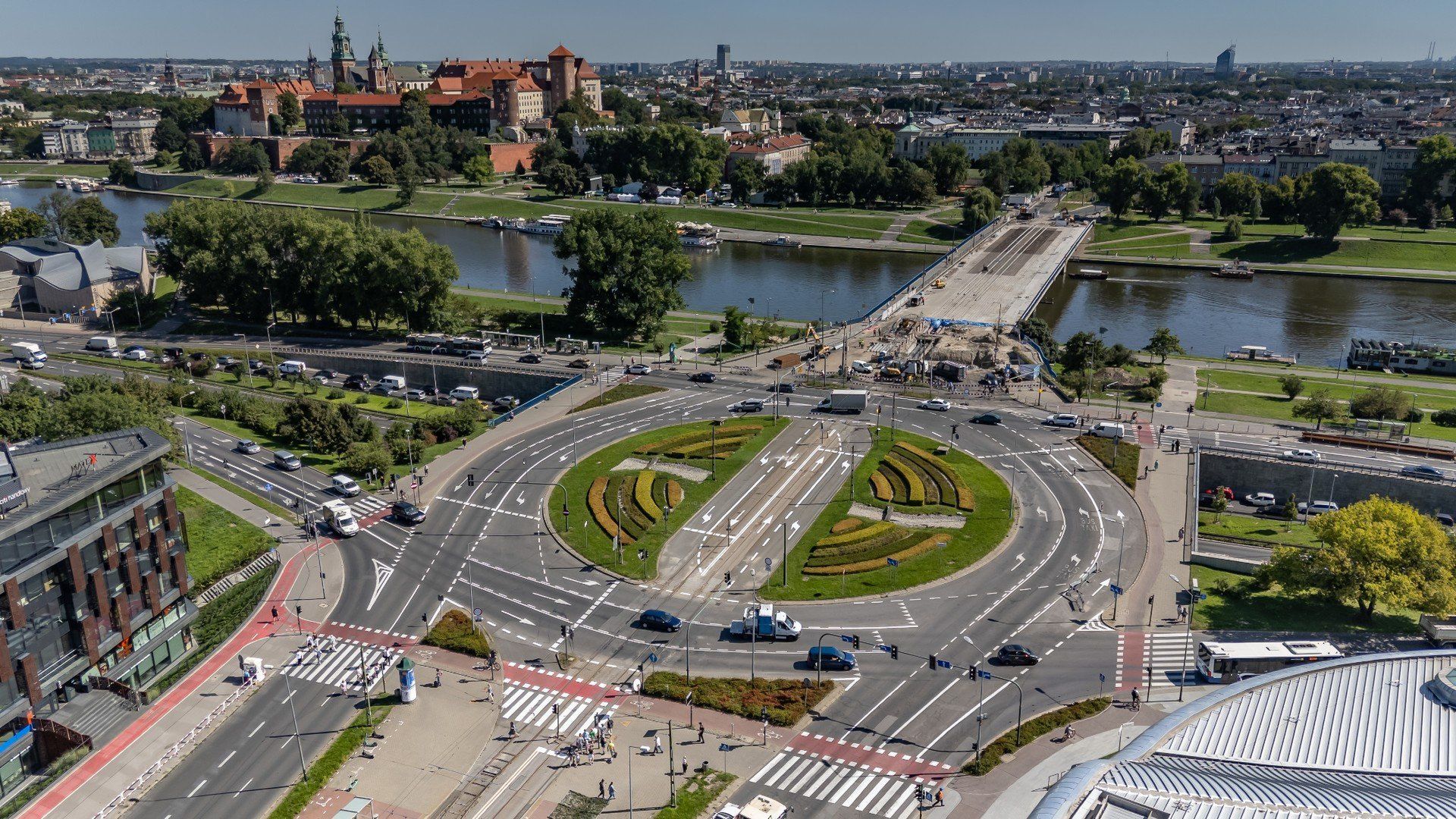 Na moście Grunwaldzkim montują elementy pod szyny tramwajowe