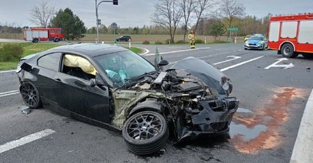 Zderzenie z busem na obwodnicy Lubartowa. BMW zderzyło się z prawidłowo jadącym Volkswagenem