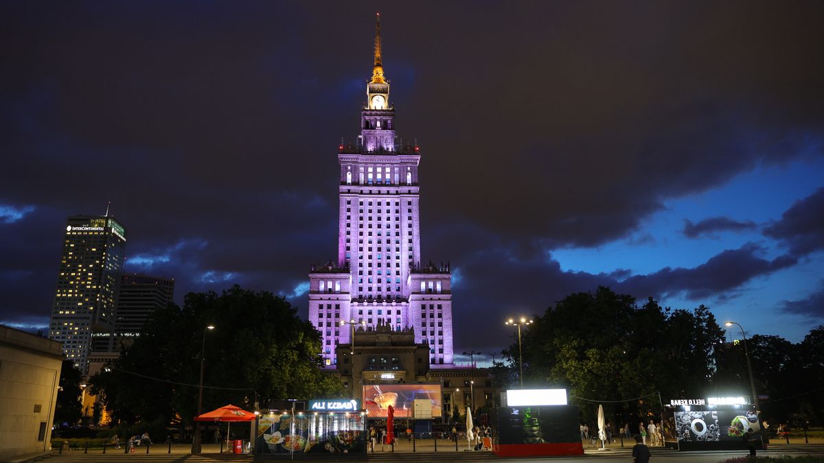 Warszawa, 22.06.2024. Projekcja filmu "La La Land" w ramach wakacyjnego kina plenerowego Kinoteki pod nazwą LOT Kino Letnie: W Stronę Zachodzącego Słońca, 22 bm. w Warszawie. (aldg) PAP/Rafał Guz
