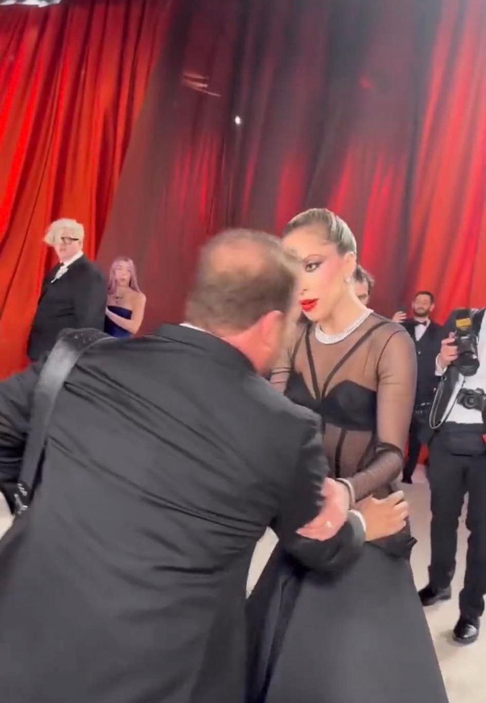 Lady Gaga pomaga fotoreporterowi na czerwonym dywanie