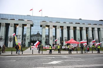 Uchwała w Sądzie Najwyższym kwestionuje wpływ UE. Ostra reakcja i porównanie do Rosji