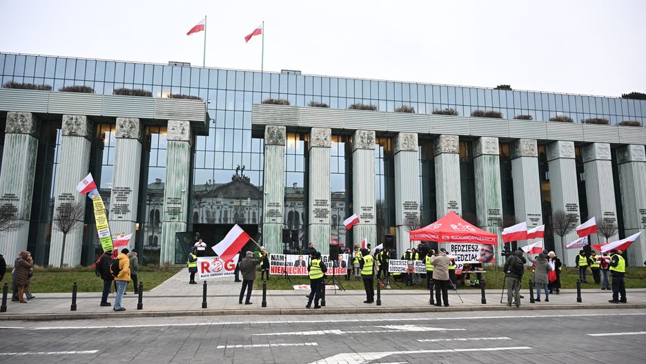 Warszawa, 03.12.2025. Pikieta Ruchu Obrony Granic przed siedzibą Sądu Najwyższego w Warszawie, 3 bm. Trwa posiedzenie połączonych izb: Kontroli Nadzwyczajnej i Spraw Publicznych oraz Pracy i Ubezpieczeń Społecznych w sprawie rozstrzygnięcia zagadnienia prawnego I NZP 7/25. Chodzi o ewentualne odstąpienie od zasady prawnej wyrażonej we wrześniowej uchwale Izby Pracy. Siedmioro sędziów Izby Pracy orzekło wówczas, że wyrok Izby Kontroli Nadzwyczajnej i Spraw Publicznych jest ?nieistniejący i niebyły?. (jm) PAP/Radek Pietruszka