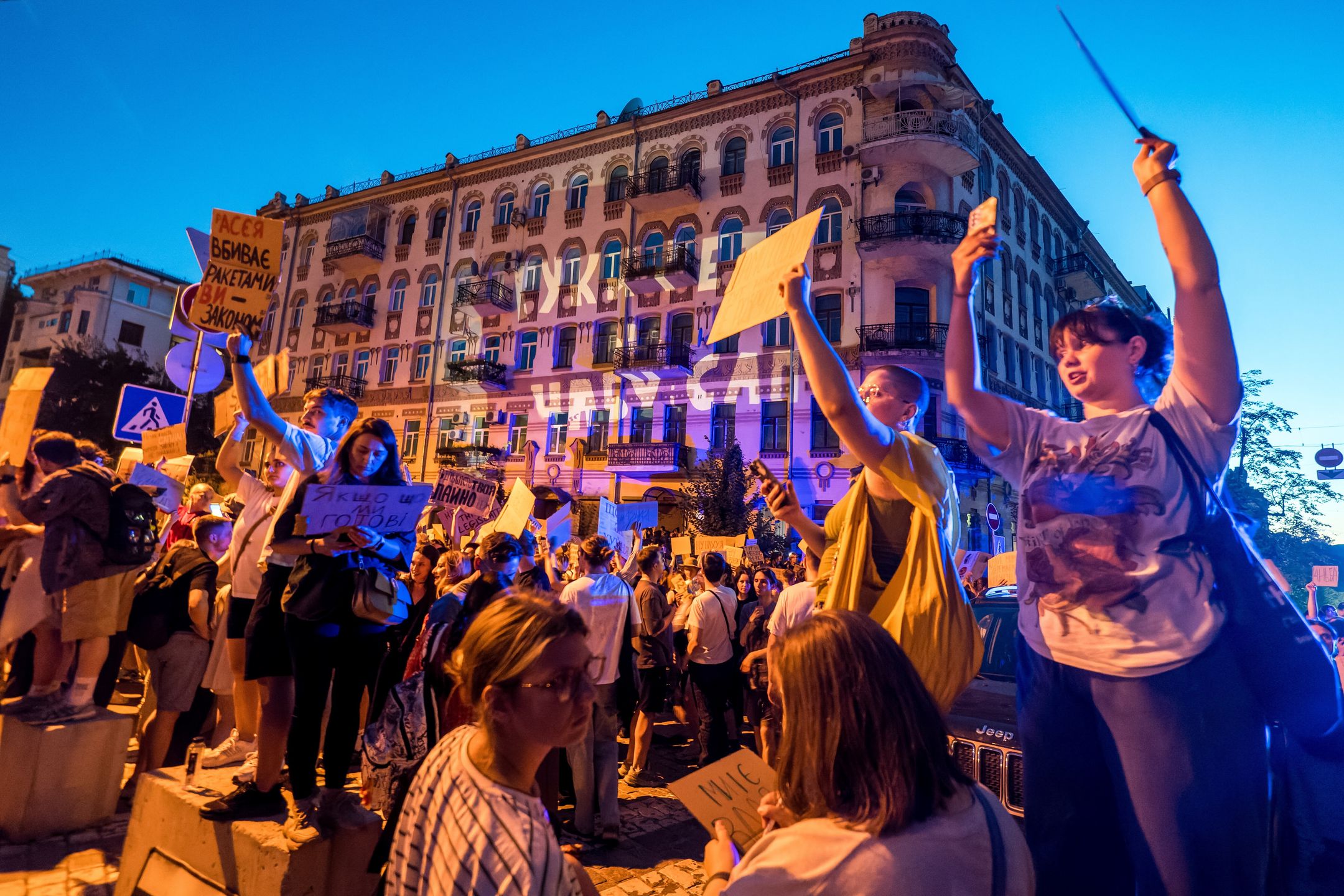 Kijów, Ukraina, 23.07.2025. Wiec przeciwko przyjętej przez Radę Najwyższą ustawie, która ogranicza niezależność Narodowego Biura Antykorupcyjnego Ukrainy (NABU) i Specjalnej Prokuratury Antykorupcyjnej (SAP), w Kijowie, 23 bm. Dzisiaj w wielu dużych miastach Ukrainy, w tym w Kijowie, Charkowie, Lwowie, Winnicy i Mikołajowie, odbyły się protesty. (ad) PAP/Vladyslav Musiienko ***Do tego materiału zdjęciowego dostępna jest również depesza w systemie CSI, pt.: Ukraina/ Zełenski zapowiedział stworzenie nowej ustawy o instytucjach antykorupcyjnych***
