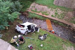 Staranował bariery i wpadł do rzeki. Kierowca seata zginął na miejscu