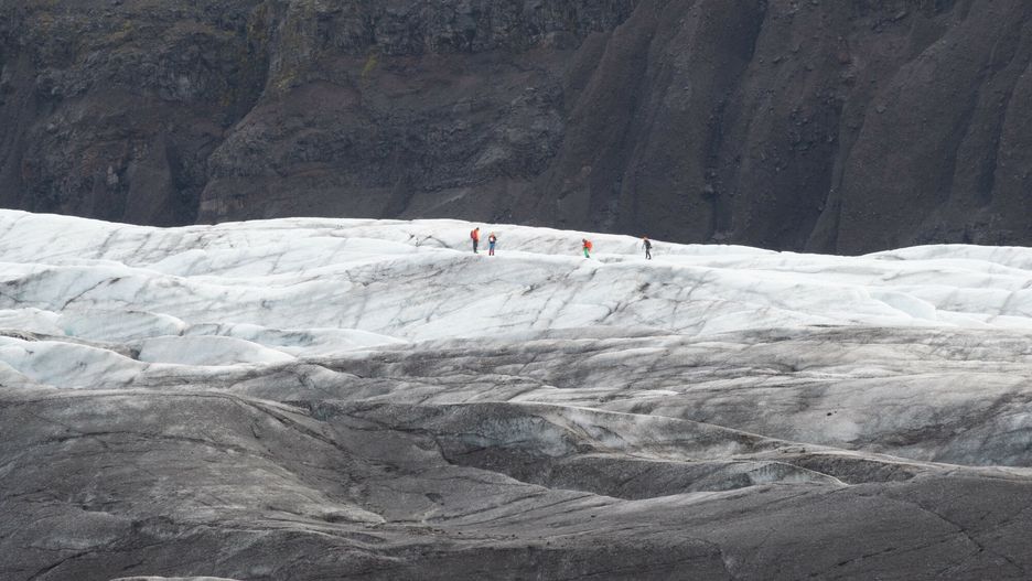 Lodowce i Diamentowa Pla?a w Islandii14.10.2021 Islandia. Lodowiec Svinafellsjokull bedacy czescia lodowca Vatnajokull N/z Turysci podczas wycieczki po jezorze lodowca  Fot/Marta Darowska/REPORTERMarta Darowska/REPORTER