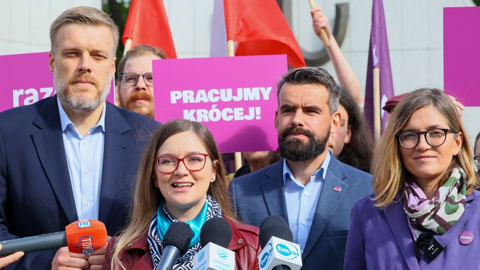 Partia Razem postuluje o skr�cenie tygodniowego czasu pracy
Fot. Pawel Wodzynski/East News, Warszawa, 22.09.2022. Konferencja Partii Razem dotyczaca ustawy o skroceniu tygodniowego czasu pracy, przed Sejmem.
N/z: Adrian Zandberg, Paulina Matysiak,Bartosz Grucela, Magdalena Biejat
Pawel Wodzynski