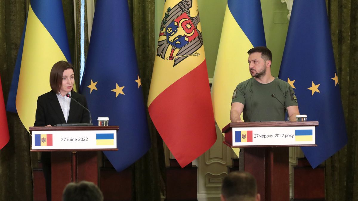 KYIV, UKRAINE - JUNE 27, 2022 - President of Ukraine Volodymyr Zelenskyy and President of the Republic of Moldova Maia Sandu, Kyiv, capital of Ukraine. This photo cannot be distributed in the russian federation. (Photo credit should read Hennadii Minchenko/ Ukrinform/Future Publishing via Getty Images)
