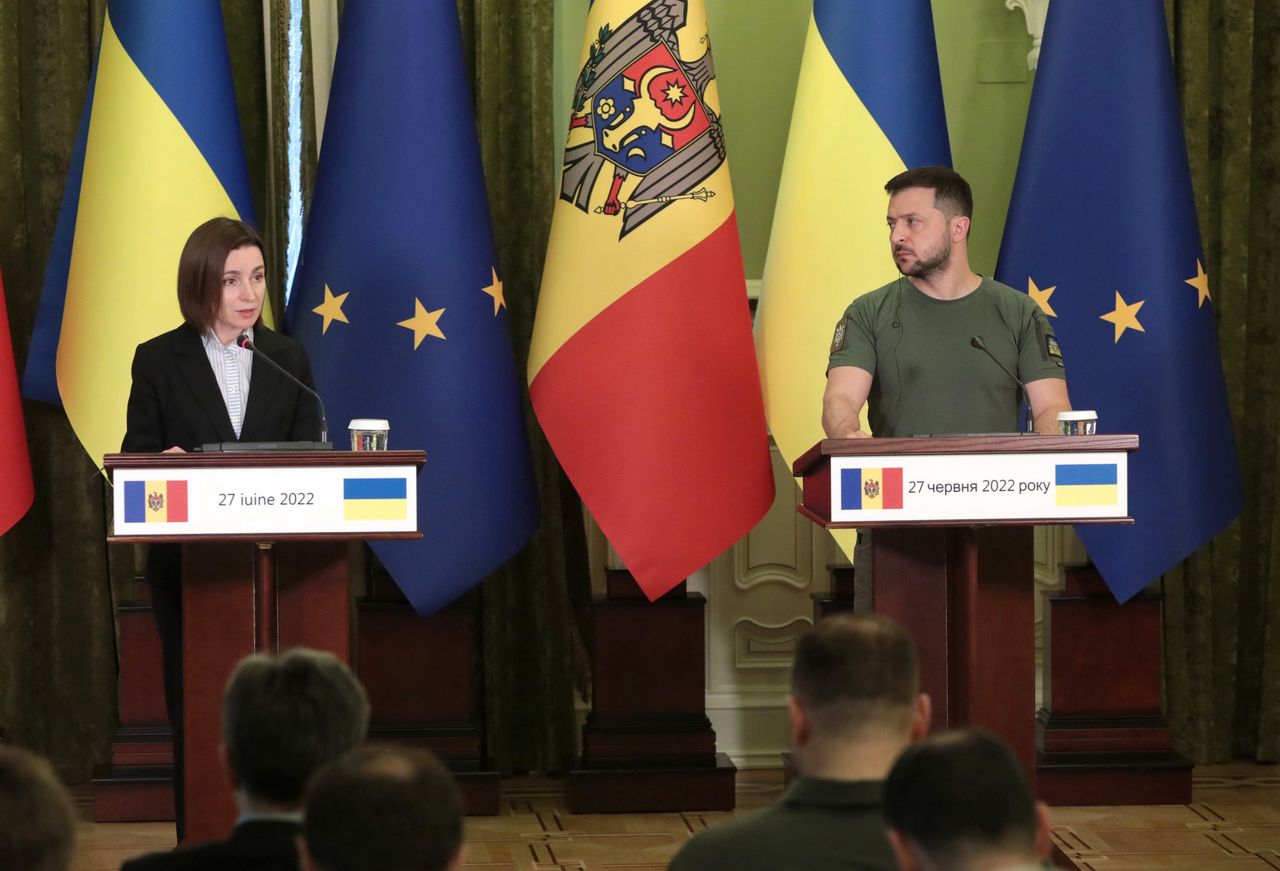 President Maia Sandu in the company of President Volodymyr Zelensky.