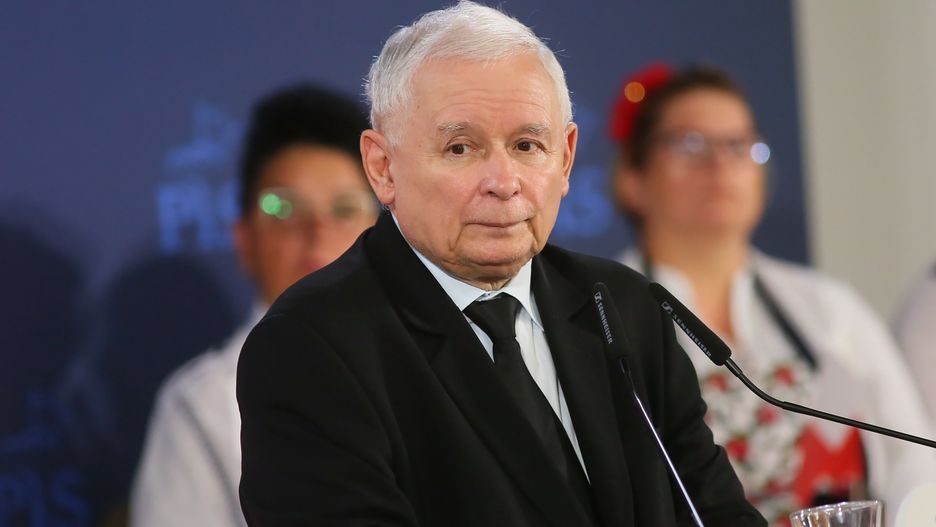 Konin, 24.07.2022. Prezes Prawa i Sprawiedliwości Jarosław Kaczyński (C) podczas spotkania z mieszkańcami miasta w auli Akademii Nauk Stosowanych Państwowej Wyższej Szkoły Zawodowej w Koninie, 24 bm. (tw/amb) PAP/Tomasz Wojtasik