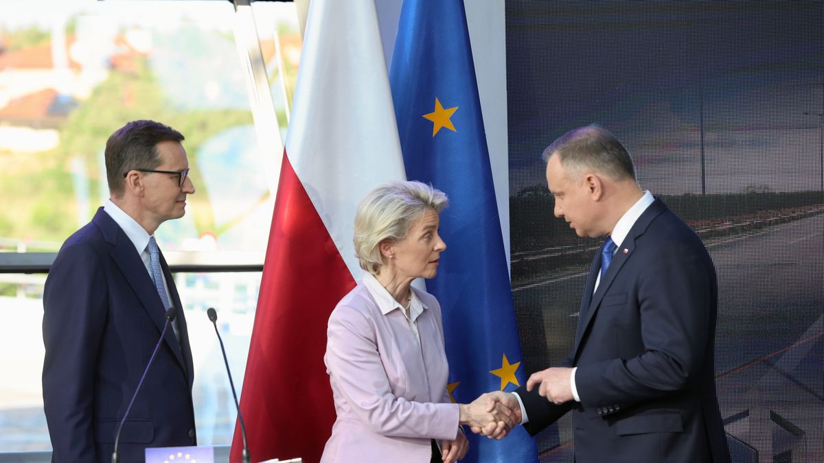 Wizyta przewodniczącej Komisji Europejskiej Ursuli von der Leyen w Konstancinie-Jeziornej. Szefowa KE podaje rękę Andrzejowi Dudzie, a patrzy na to Mateusz Morawiecki