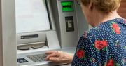 Czatują przy bankomatach. W taki sposób okradają ludzi