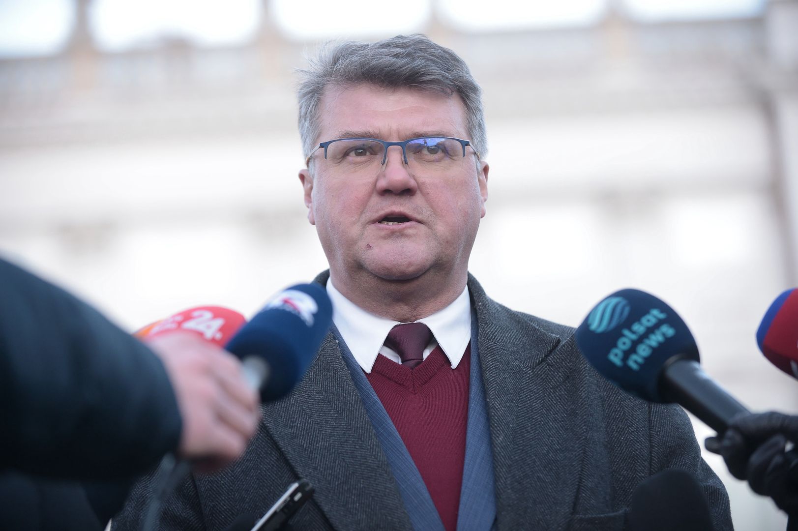 Warszawa, 09.01.2024. Były zastępca ministra spraw wewnętrznych Maciej Wąsik podczas konferencji prasowej przed Pałacem Przezydenckim w Warszawie, 9 bm. Prezydent Andrzej Duda zaprosił Mariusza Kamińskiego i Macieja Wąsika do Pałacu Prezydenckiego gdzie odbyła się uroczystość powołania ich bliskich współpracowników na doradców Prezydenta RP. (sko) PAP/Marcin Obara