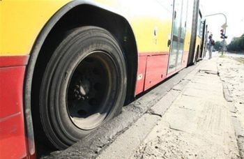 Łódź: Upały. Przegubowy autobus MPK zatonął w asfalcie na ul. Wojska Polskiego