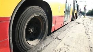 Łódź: Upały. Przegubowy autobus MPK zatonął w asfalcie na ul. Wojska Polskiego