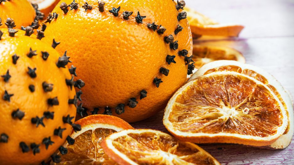 Pomarańczę i goździki można wykorzystać do stworzenia dekoracji