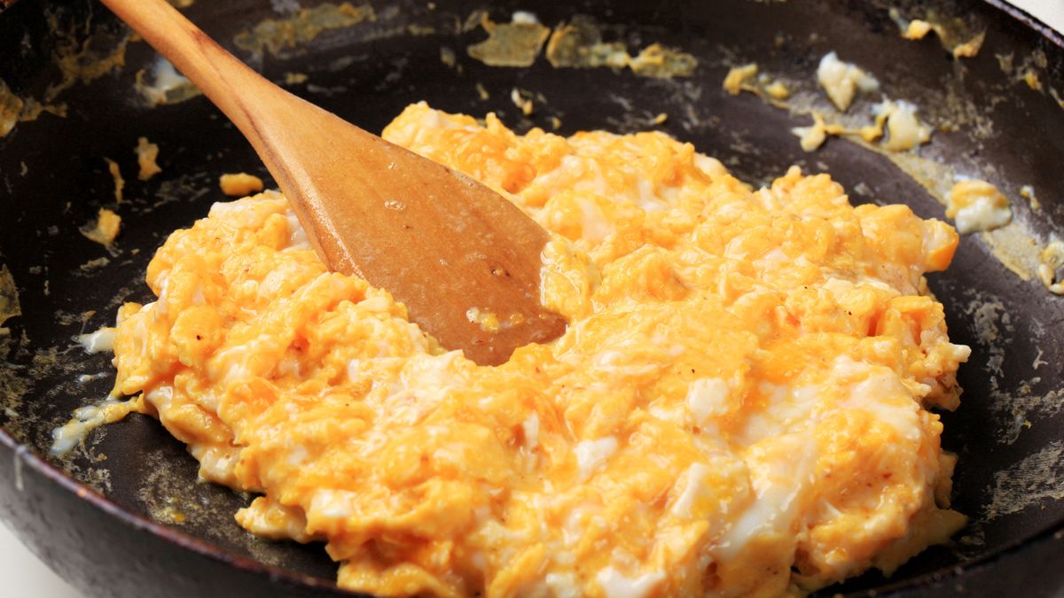 Klasyczna jajecznica ci się znudziła? Spróbuj menemen