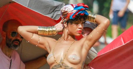 Rihanna TOPLESS!