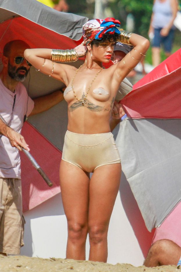 Rihanna TOPLESS!